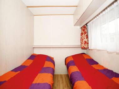 Comfortable chalet with combi-microwave in a green area