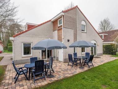 Luxurious villa with six bedrooms in green surroundings