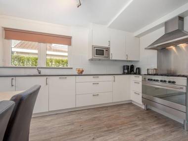 Luxurious villa with six bedrooms in green surroundings