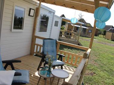 Compact 4 person chalet in Friesland