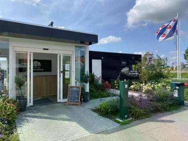 Cozy 4 person chalet in the Frisian nature