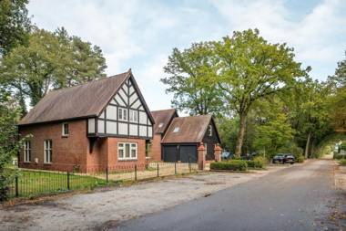 Beautiful English Villa with hottub
