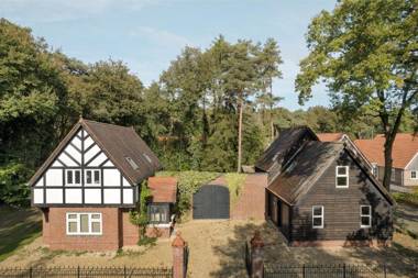 Beautiful English Villa with hottub