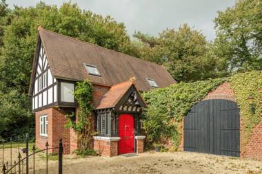 Beautiful English Villa with hottub