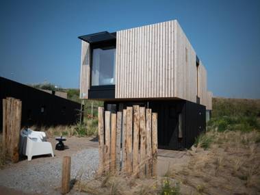 Spacious lodge with 2 bathrooms 100m from the sea