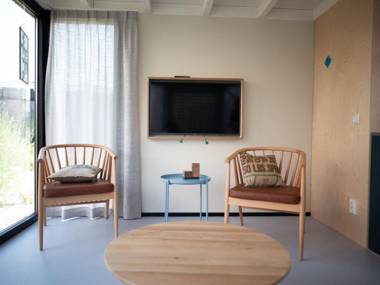 Spacious lodge with 2 bathrooms 100m from the sea