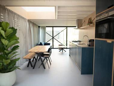 Spacious lodge with 2 bathrooms 100m from the sea