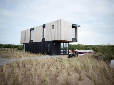 Modern trendy F1 theme lodge just 100 m. from the sea