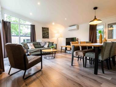 Cosy chalet with combi-microwave in a water-rich area