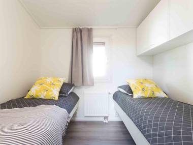 Cosy chalet with combi-microwave in a water-rich area