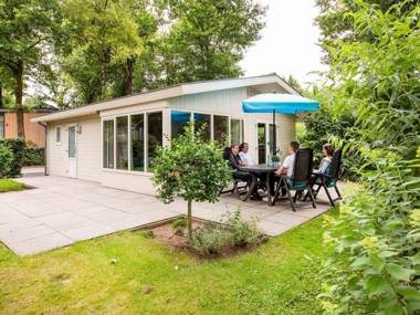 Modern chalet with combi-microwave in a water-rich area