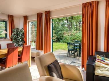 Detached holiday home with dishwasher in a nature reserve