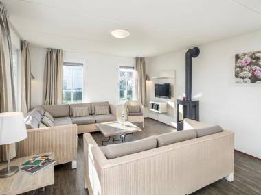 Detached villa with four bathrooms 400 m. from the beach