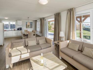 Detached villa with four bathrooms 400 m. from the beach