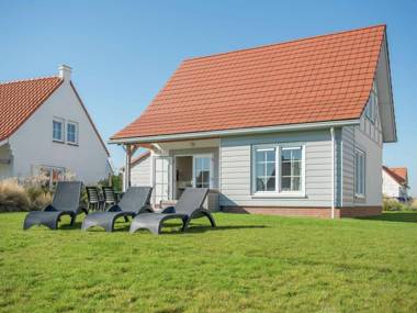 Detached villa with three bathrooms 400 m. from the beach