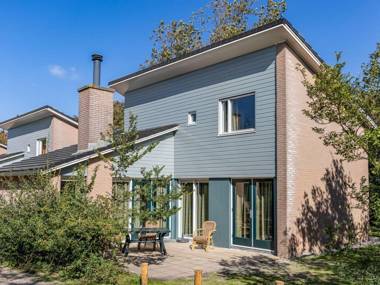 Comfortable holiday home with two bathrooms near the beach