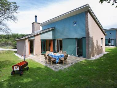 Restyled holiday home with fireplace near the beach