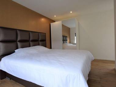 Beautiful houseboat terracejacuzziprivate parking bicycles 4 km from the beach