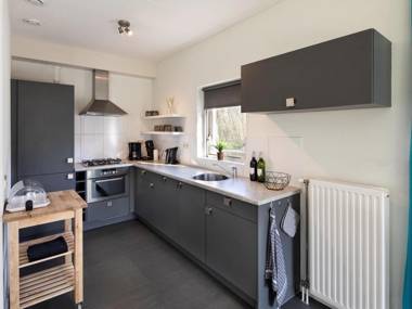 Thatched villa with two bathrooms at 8 km. from Hoogeveen