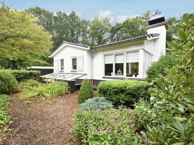 Lovely 6-person holiday home with garden set in the woods of Rijssen-Holten