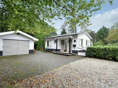 Lovely 6-person holiday home with garden set in the woods of Rijssen-Holten