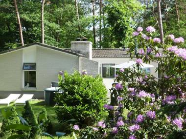 Detached villa with enclosed wooded garden with lawn and bubble bath