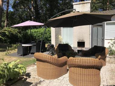 Detached villa with enclosed wooded garden with lawn and bubble bath