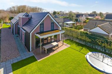Villa Mastlo 2x 10 persons Ouddorp large garden 1500 meters to the dunes and beach - ONLY VILLA B HAS A JACUZZI EXTRA COSTS APPLICABLE - not for companies