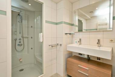 Holiday home Loevesteijn - Ouddorp garden with terrace 1000 meters from the beach and dunes - not for companies