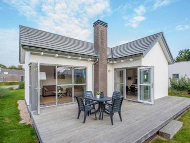Detached single-storey holiday home just steps from the sea