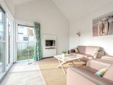 Detached single-storey holiday home just steps from the sea