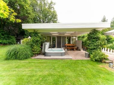 Beautiful holiday home in Oldenzaal with bubble bath