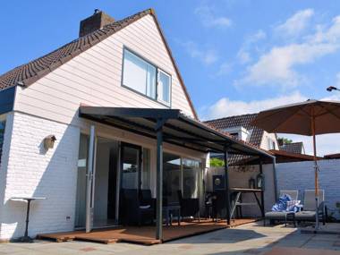 Lovely Holiday Home in Noordwijkerhout near Lake