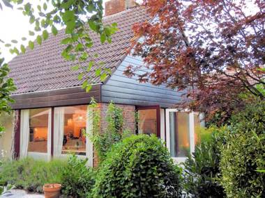 Quiet Holiday Home in South Holland by the Lake