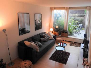 Quiet Holiday Home in South Holland by the Lake