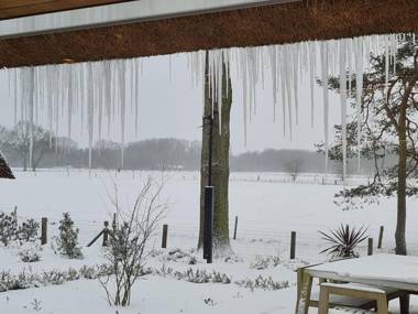 Charming Holiday Home in Nijverdal with Jacuzzi