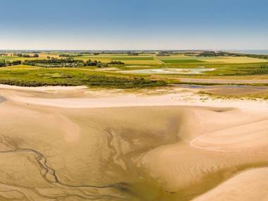 Modern bungalow with two bathrooms 500 m. from the beach