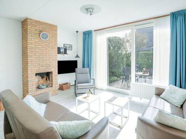 Well equipped holiday home in Nieuwvliet just a few minutes walk from the beach