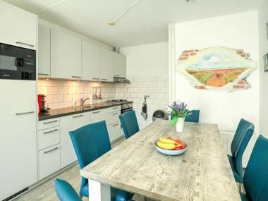 Well equipped holiday home in Nieuwvliet just a few minutes walk from the beach