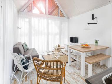 Modern lodge with combi-microwave 500 m. from the beach