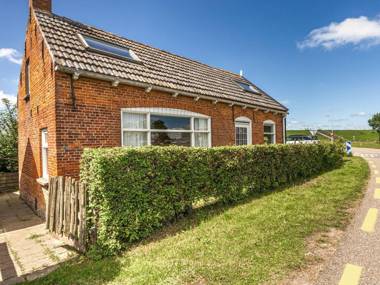 Quaint Holiday Home in Nieuwvliet-Bad near Seabeach
