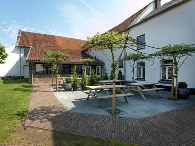 Vintage Farmhouse in Bemelen with Forest Near