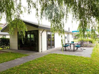 Comfortable chalet with a dishwasher in a water-rich area