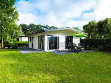 Comfortable chalet with a dishwasher in a water-rich area