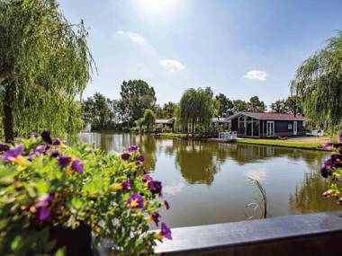 Comfortable chalet with a dishwasher in a water-rich area