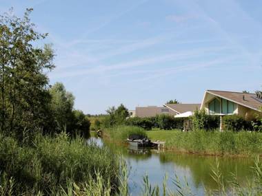 Comfortable holiday home with two bathrooms at Veerse Meer