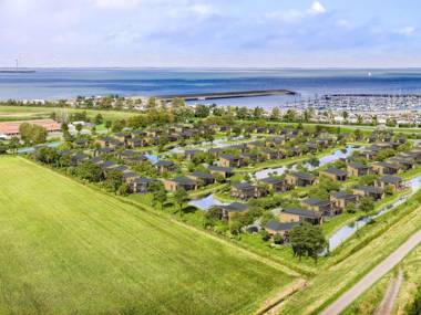 Detached luxurious lodge with washingmachine near the beach