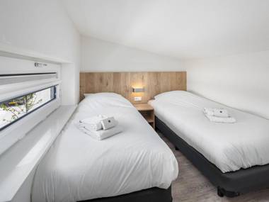 Detached luxurious lodge with washingmachine near the beach