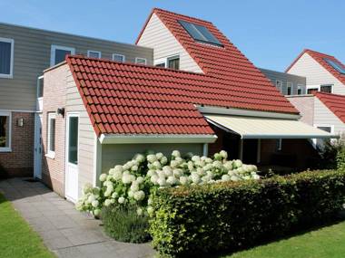 Well-kept holiday home with roof terrace at Veerse Meer