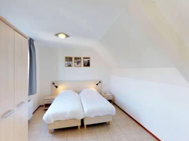 Well-kept holiday home with roof terrace at Veerse Meer